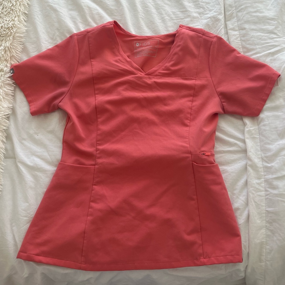 Figs women’s slim fit scrub top, 2 pockets.